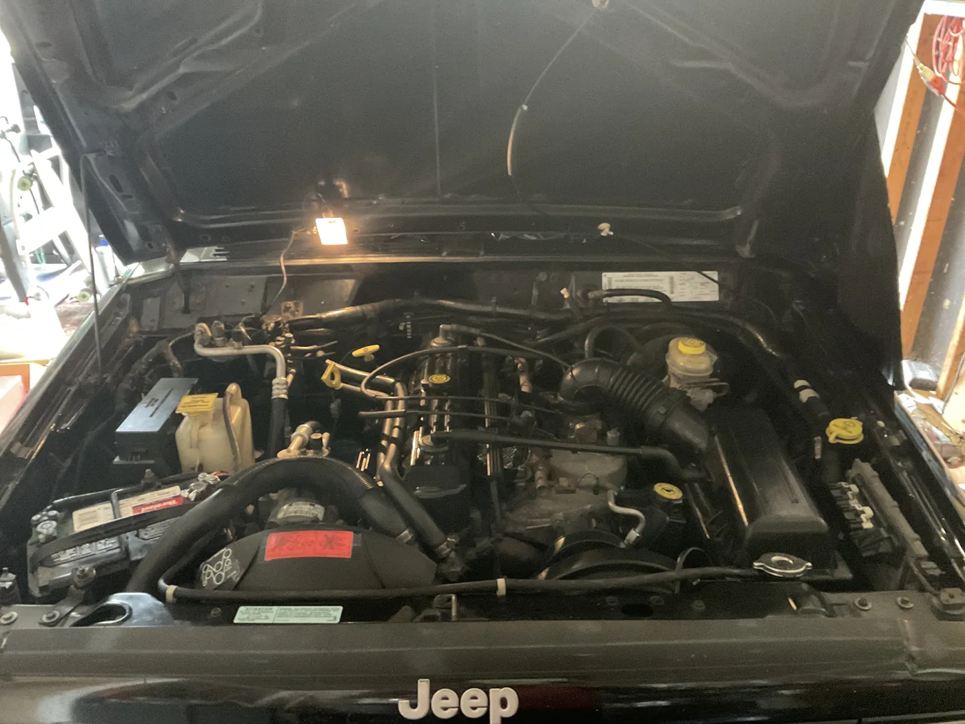 El seis en línea 4.0 litros montado en la bahía de un Cherokee XJ del 2000