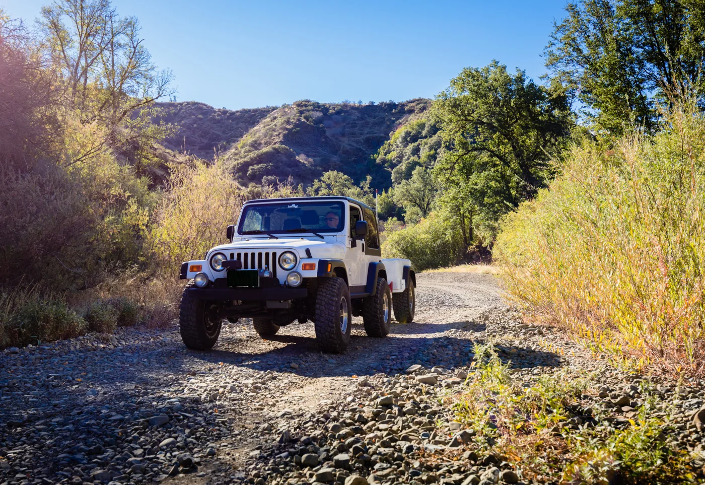 Jeep Wrangler TJ blanco en un sendero off-road