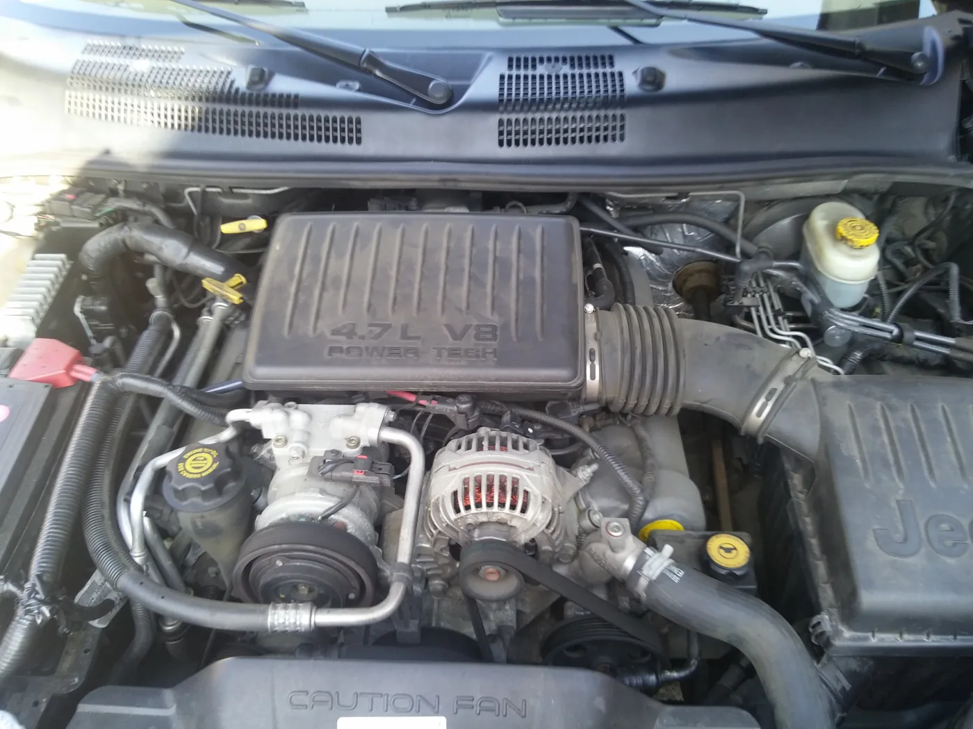 El V8 4.7 PowerTech en la bahía de un Grand Cherokee WJ